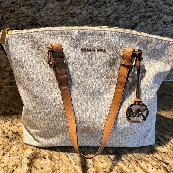 Michael Kors - Picture 2 of 7